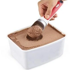 Zyliss Eisportionierer Rot -KitchenAid Geschäft 220 E980128 Ice Cream Scoop Red with food