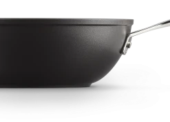 Le Creuset Aluminium-Antihaft Wok-Pfanne 30 Cm / 4,7 Liter, Mit Gegengriff -KitchenAid Geschäft 51104260010202 1