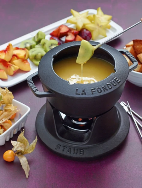 Staub Fondueset Aus Gusseisen In Schwarz 18 Cm / 12,5 Cm / 10 Cm / 1,6 L 7 Staub Fondueset Aus Gusseisen In Schwarz 18 Cm / 12,5 Cm / 10 Cm / 1,6 L – Bild 5