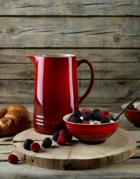 Le Creuset Saftkrug In Kirschrot 4 Le Creuset Saftkrug In Kirschrot – Bild 2