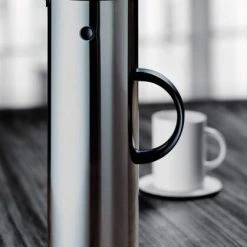 Stelton Isolierkanne EM77 1 L In Stahl 7 Stelton Isolierkanne EM77 1 L In Stahl -KitchenAid Geschäft LS 900 ashx l