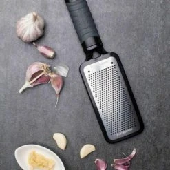 Microplane Feinreibe Home In Schwarz -KitchenAid Geschäft MP Home Series Fine Grater 44002 garlic neu l