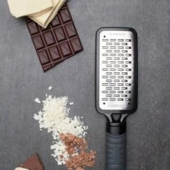 Microplane 2-Wege-Reibe Home In Rot 7 Microplane 2-Wege-Reibe Home In Rot -KitchenAid Geschäft MP Home Series Ribbon Grater 44009 chocolate neu 1 l