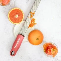 Microplane Zester-Reibe PREMIUM CLASSIC In Lippenstiftpink -KitchenAid Geschäft Microplane Premium Classic 46123 Zester Lippstick Pink Granita 3