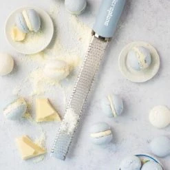 Microplane Zester-Reibe PREMIUM CLASSIC In Küstenblau -KitchenAid Geschäft Microplane Premium Classic 46227 Zester Sky Blue Macarons 4
