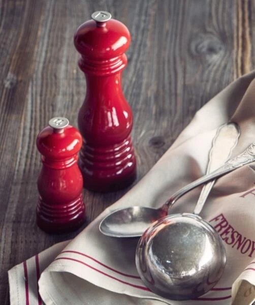 Le Creuset Salzmühle In Kirschrot 4 Le Creuset Salzmühle In Kirschrot – Bild 2