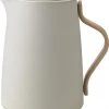 Stelton Isolierkanne Für Tee Emma 1 L In Sand 1 Stelton Isolierkanne Für Tee Emma 1 L In Sand -KitchenAid Geschäft OL x 201 9 Emma vacuum jug tea soft sand