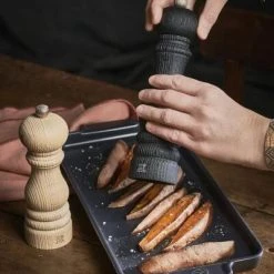 PEUGEOT Pfeffermühle Paris Nature Black 40 Cm 31 PEUGEOT Pfeffermühle Paris Nature Black 40 Cm -KitchenAid Geschäft PARIS NATURE BLACK PLAQUE MIGNARDISE 60749 Eric Marin 4