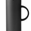 Stelton Isolierkanne EM77 1 L In Soft Schwarz 1 Stelton Isolierkanne EM77 1 L In Soft Schwarz -KitchenAid Geschäft Stelton 931 EM77 vacuum jug 1L soft black