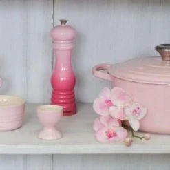 Le Creuset Dessertbecher Mit Fuß Chiffon Pink -KitchenAid Geschäft Uebersicht Chiffon Pink Stimmungsbild 01 neu 4 l