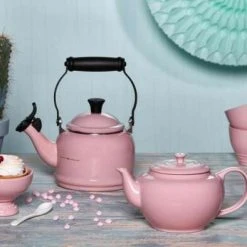 Le Creuset Dessertbecher Mit Fuß Chiffon Pink -KitchenAid Geschäft Uebersicht Chiffon Pink Stimmungsbild 03 neu 2 l