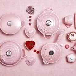 Le Creuset Dessertbecher Mit Fuß Chiffon Pink -KitchenAid Geschäft Uebersicht Chiffon Pink Stimmungsbild 05 neu 7 l