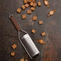 Microplane Grobreibe Master 7 Microplane Grobreibe Master -KitchenAid Geschäft mp Master Series Coarse Blade overhead caramel grob neu