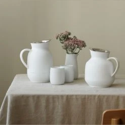 Stelton Isolierkanne Tee Amphora In Soft White -KitchenAid Geschäft stelton amphora tee kaffee soft white